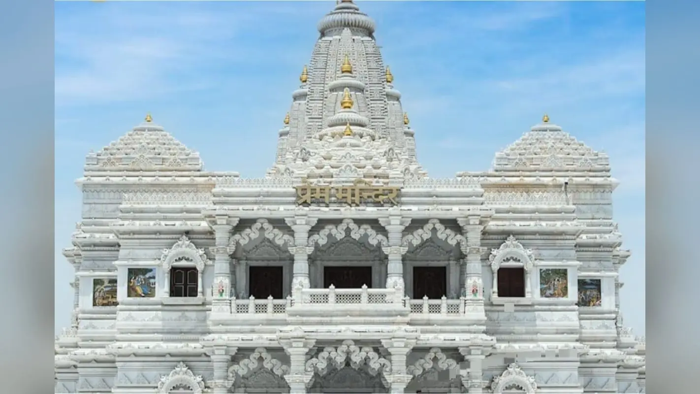 Durga puja 2023 : वृंदावन में निर्माणाधीन चंद्रोदय मंदिर के तर्ज पर खड़गपुर में बन रहा है पूजा पंडाल