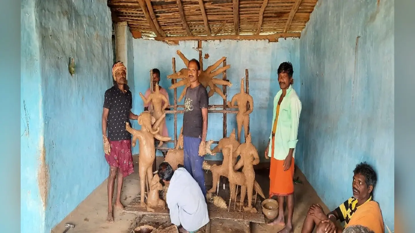 Durga Puja 2022: झारखंड में यहां मूर्तिकार नहीं, श्रद्धालु ही बना रहे मां दुर्गा की इकोफ्रेंडली प्रतिमा