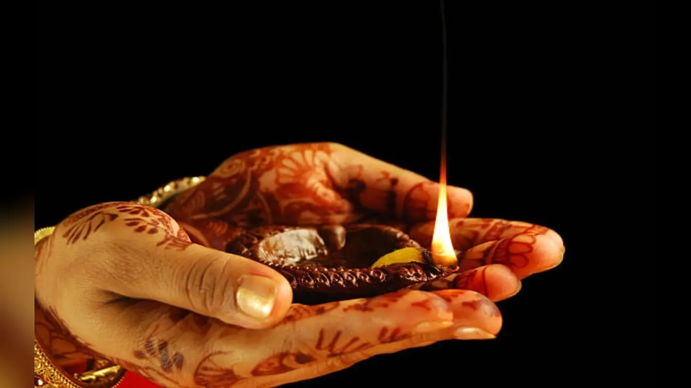 Durga Puja 2022: इस बार दुर्गा पूजा पर कहीं दिखेगा शीश महल तो कहीं हेलमेट जरूरी है का संदेश