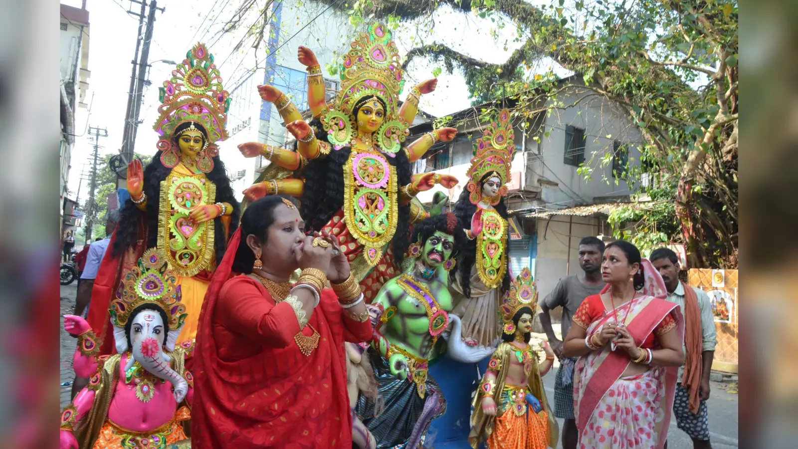 बंगाल में कोविड 19 के संक्रमण का खतरा बढ़ा, दुर्गा पूजा की धूम के बीच कोरोना वायरस को भूले लोग