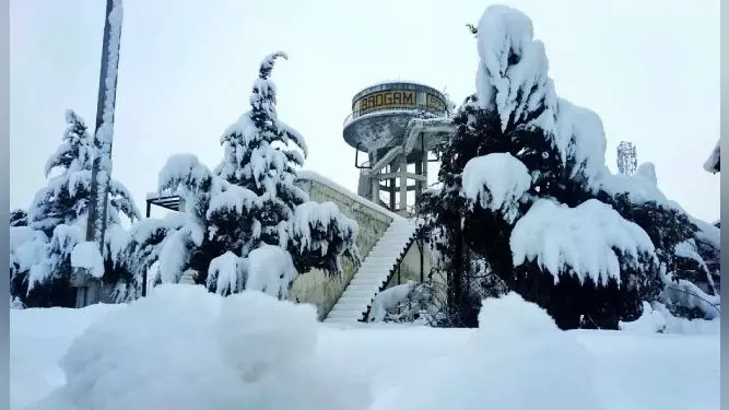 बर्फ की सफेद चादर से ढकीं जम्मू-कश्मीर और हिमाचल की पहाड़ियां, कई रास्ते बंद, घरों में दुबके लोग