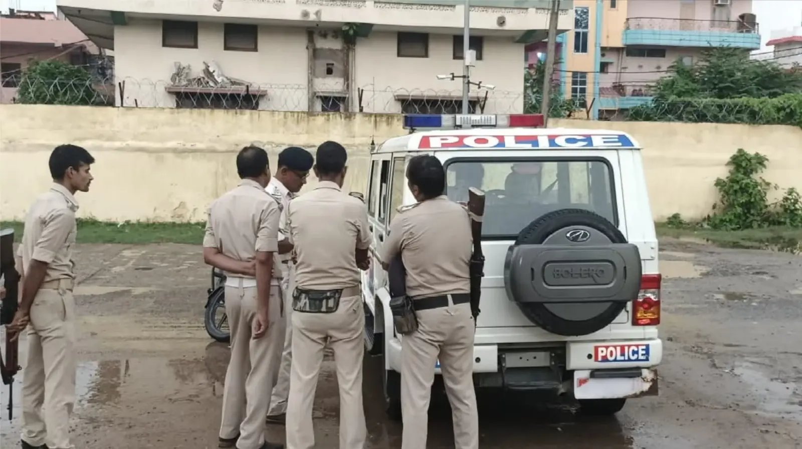 बांका में शराब तस्करी के मामले में सजा सुनते ही कोर्ट से फरार हुआ आरोपी, खाक छानते रह गयी पुलिस
