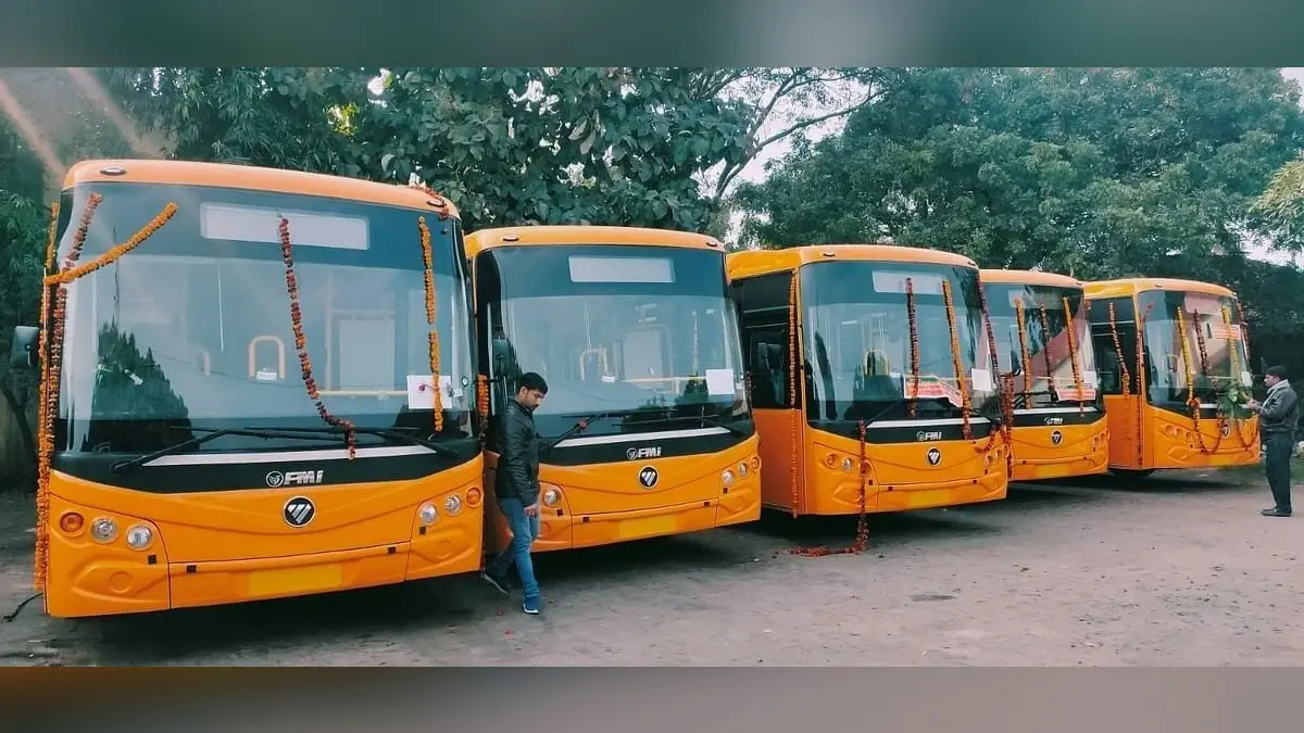 Aligarh News: अलीगढ़ में शुरू ई-बस सेवा, आपात स्थिति से निपटने के लिए ड्राइवर-कंडक्टर ने लिया प्रशिक्षण