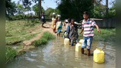 प्रभात खबर ग्राउंड रिपोर्ट : पिछले 20 साल से नदी पार कर पीने का पानी लाते हैं इस गांव के लोग