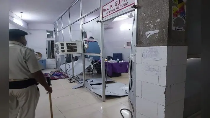 पटना NMCH में मरीज की मौत के बाद परिजनों ने की तोड़फोड़, नाराज जूनियर डॉक्टरों ने फिर बंद किया काम, जानें क्या कर रहे मांग