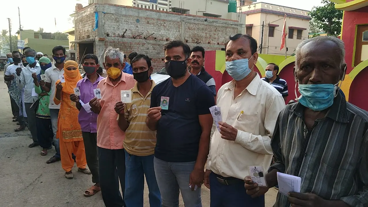 EC की कोशिश, मोदी-ममता की अपील और घरों से नहीं निकले वोटर्स… पिछले चुनावों के मुकाबले घटा वोटिंग प्रतिशत