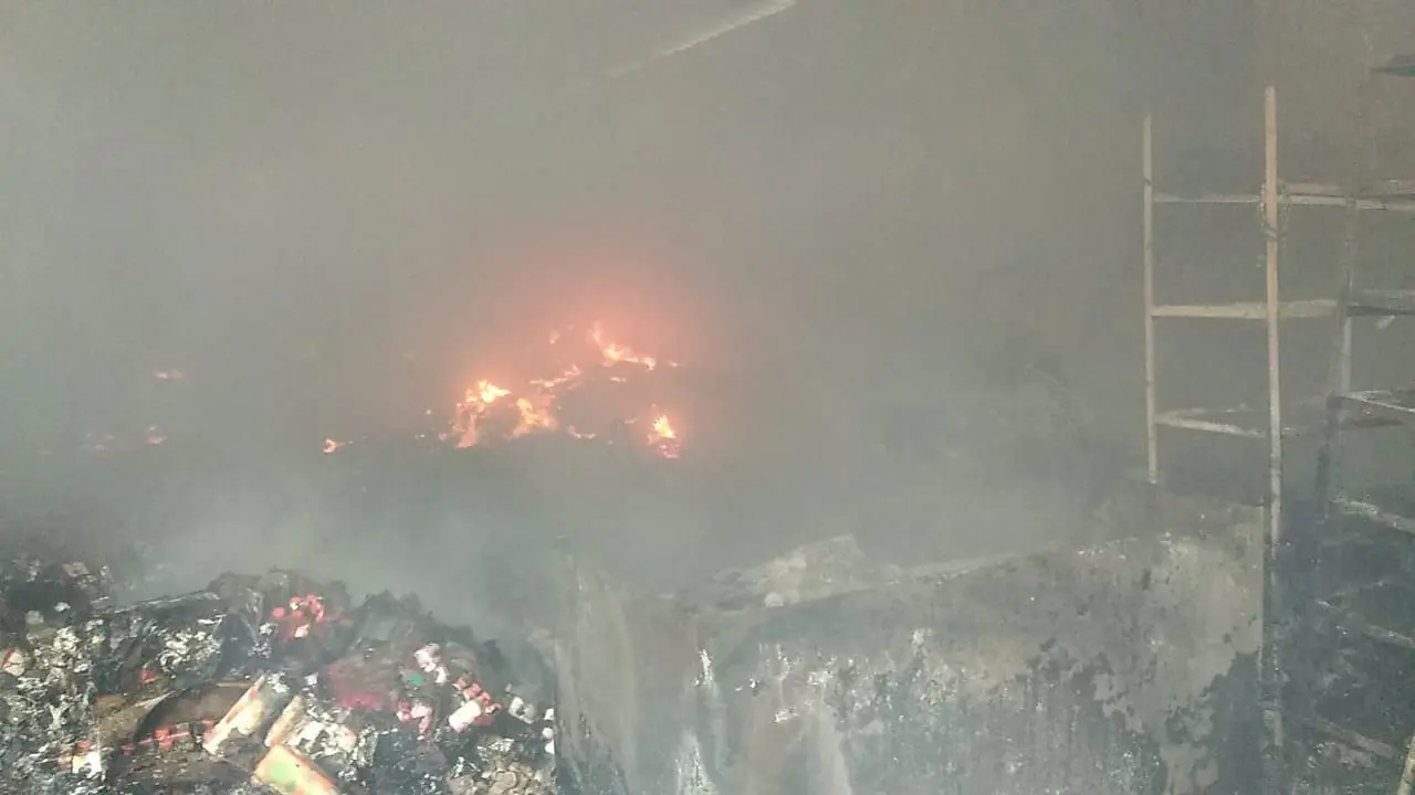 पटना के बिहटा में भीषण अगलगी, पांच एजेंसियों का सामान राख, करोड़ों का नुकसान