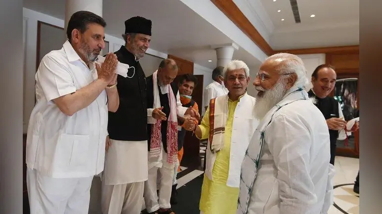 कश्मीरी नेताओं ने कहा-विश्वास के लिए जम्मू-कश्मीर को दें पूर्ण राज्य का दर्जा,पीएम मोदी ने बैठक में कहा-दिल की दूरी मिटाना जरूरी