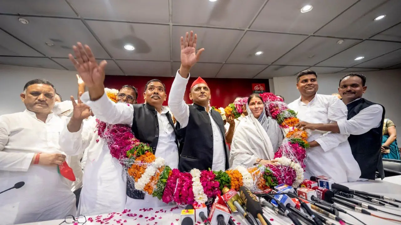 UP Chunav 2022 : ब्राह्मण वोट बैंक के साथ सपा की नजर पिछड़ों पर, अखिलेश यादव OBC को साधने में जुटे
