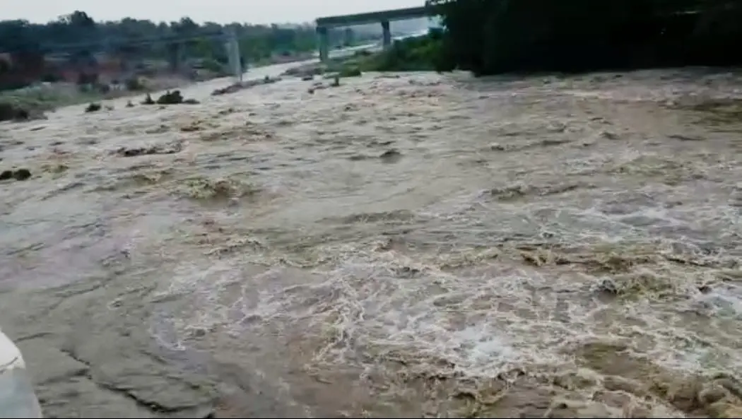 UP Flood News: नेपाल के भारी मात्रा में पानी छोड़ने से पूर्वांचल में गहराया बाढ़ का खतरा, कई गांव व मार्ग हुए जलमग्न…