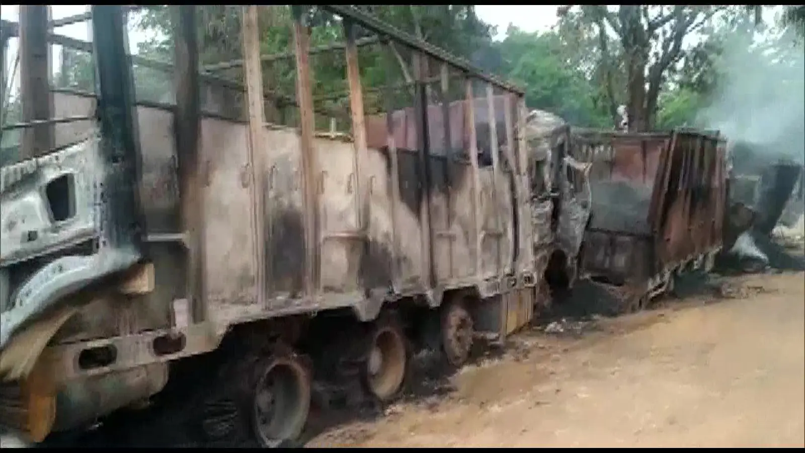असम में नक्सलियों ने फूंक दिये ड्राइवर सहित सात ट्रक, 5 चालकों की जिंदा जलकर मौत, एक घायल