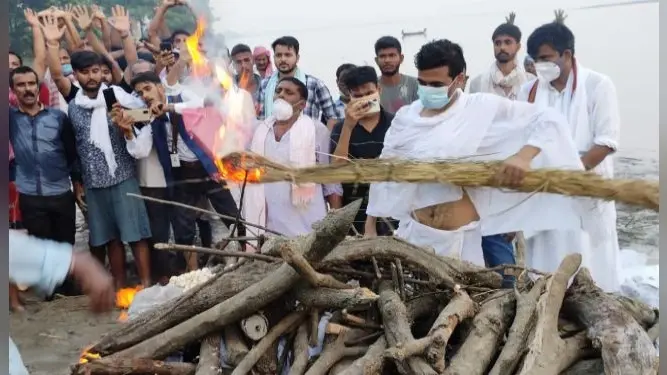 पूर्व केंद्रीय मंत्री रघुवंश प्रसाद को छोटे बेटे शशि शेखर ने दी मुखाग्नि, पंचतत्व में विलीन हुए ‘ब्रह्म बाबा’