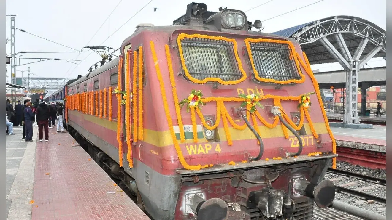 Indian Railways: पटना से खुलने वाली 12 ट्रेनों के यात्री के लिए खुशखबरी, जानें क्या मिलेगी सुविधा