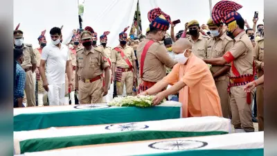 कानपुर मुठभेड़ : शहीद पुलिसकर्मियों का हुआ राजकीय सम्मान के साथ अंतिम संस्कार