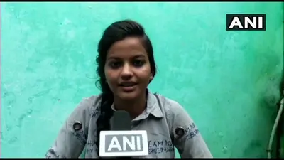 MP Board: सड़क किनारे जूता-चप्पल बेचते हैं पिता, बेटी बनी 12वीं 3rd टॉपर, बोली- डॉक्टर बनूंगी