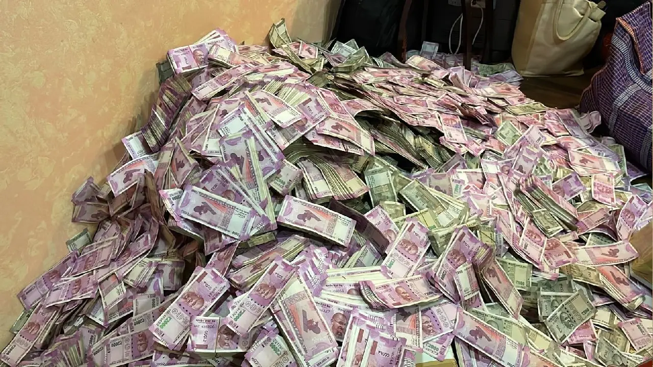 2000 व 500 के नोटों का पहाड़, ममता बनर्जी के इस मंत्री की करीबी अर्पिता मुखर्जी के घर मिले 20 करोड़