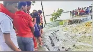 साहेबगंज में टूटा छड़की तटबंध, हजारों लोग हुए बेघर