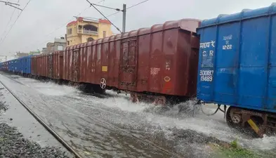 कोडरमा में भारी बारिश से रेलवे ट्रैक पर जमा पानी, तीन राजधानी एक्सप्रेस समेत कई ट्रेनें तीन घंटे तक रुकीं