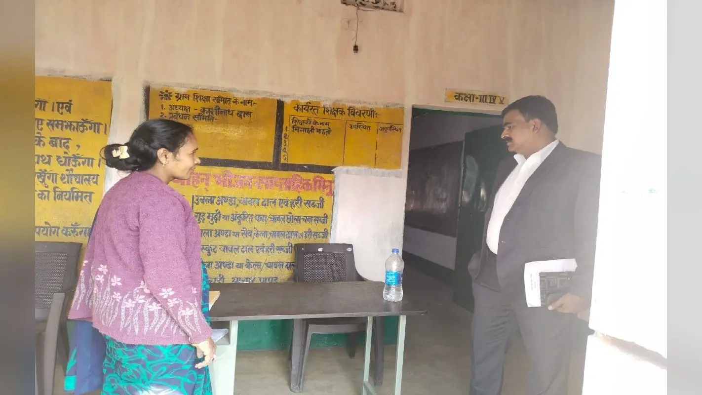 सरायकेला खरसावां स्कूलों का शिक्षा सचिव ने लिया जायजा, बच्चों का जवाब सुन हुए संतुष्ट