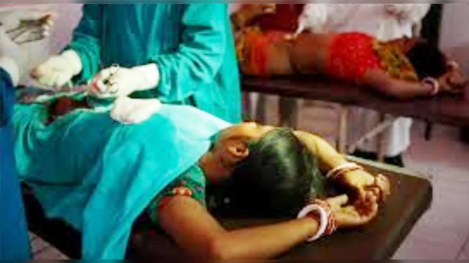 धनबाद : अवैध कोयला लदा ट्रैक्टर पलटा, चालक गंभीर, कोयला ले भागे धंधेबाज