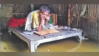 Flood in Bihar : इसी चौकी पर खाते हैं और यहीं सोते हैं, यहीं शौच के लिए भी हैं विवश