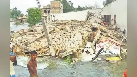 सारण में बाढ़ से तबाही, तेजधार में ध्वस्त हुआ दो मंजिलें मकान