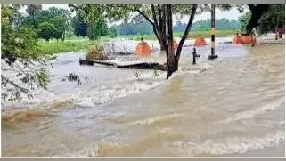 अररिया में घर-आंगन में पानी, सड़क पर बीत रही रात