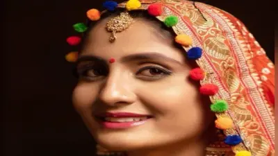 गुजराती लोकगायिका गीता रबारी ने घर पर वैक्सीन की खुराक लेने की तस्वीर साझा की, विवाद होने पर हटायी तस्वीर, जांच के आदेश