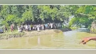 नाव पलटी, आठ सुरक्षित बाहर, मासूम लापता