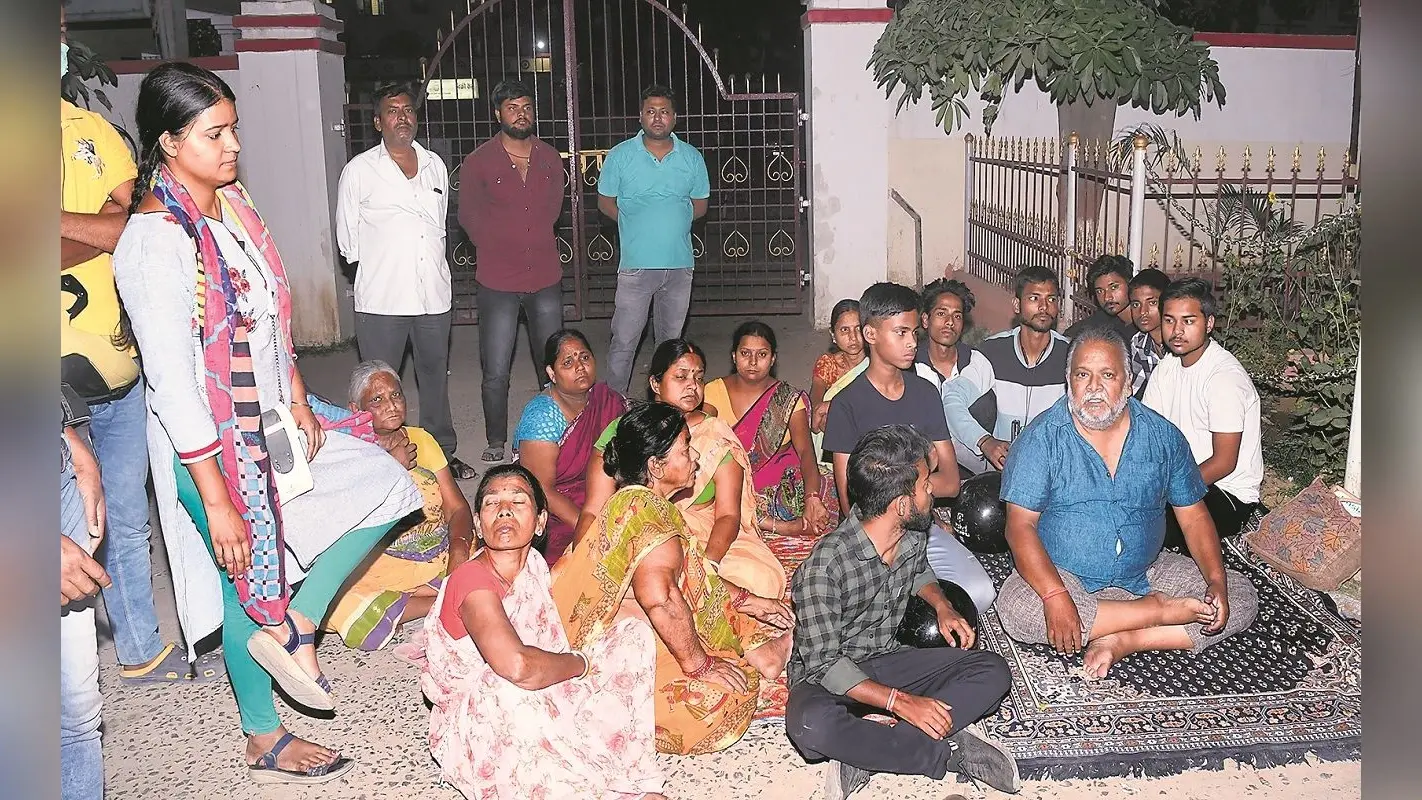पटना में महिला मरीज की मौत के बाद अस्पताल में हंगामा, पति ने लगाए गंभीर आरोप, धरने पर बैठे परिजन