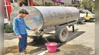 पटना में पानी के लिए मचा हाहाकार, चार जगहों पर जली बोरिंग, 60 हजार से अधिक आबादी प्रभावित