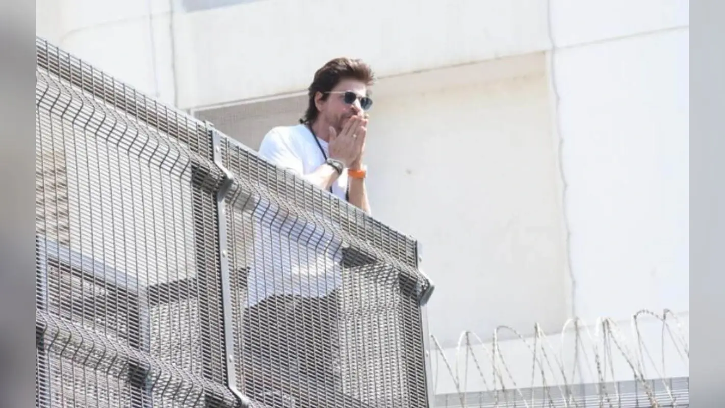 Eid 2023: ShahRukh Khan ने फैंस को दी ईदी, मन्नत के बाहर आकर दी मुबारकबाद, फैंस बोले- देखो चांद आया