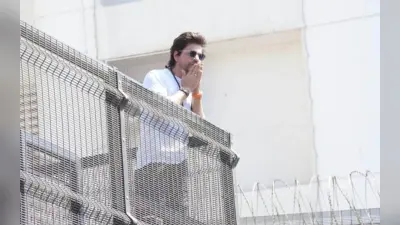 Eid 2023: ShahRukh Khan ने फैंस को दी ईदी, मन्नत के बाहर आकर दी मुबारकबाद, फैंस बोले- देखो चांद आया