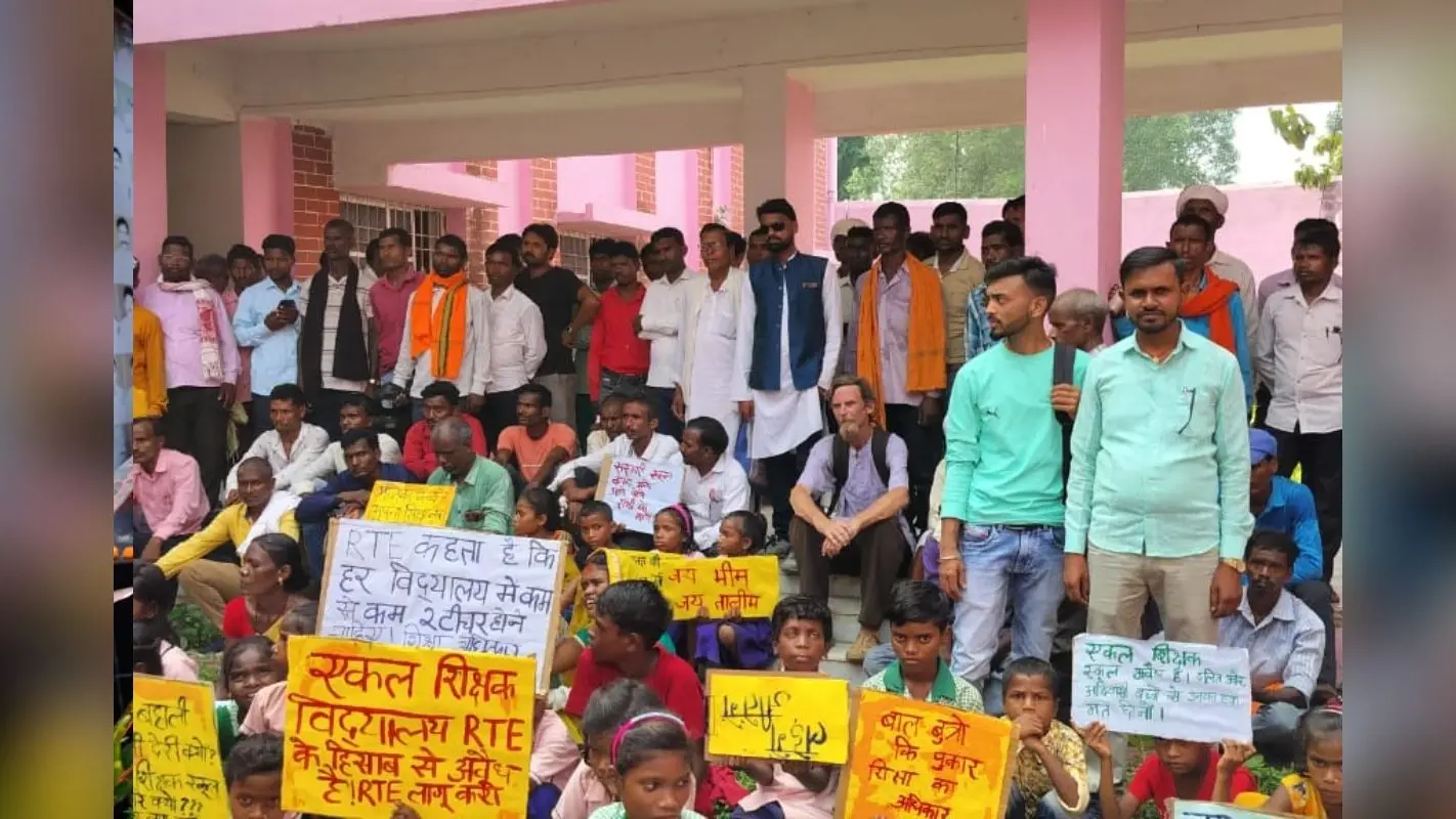झारखंड: शिक्षा का अधिकार को लेकर सड़क पर उतरे बच्चे, ज्यां द्रेज ने स्कूलों में एक शिक्षक को बताया नाइंसाफी
