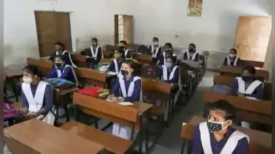 School Reopening in UP : कोविड पॉटोकॉल के साथ चार महीने बाद खुले स्कूल, छात्रों का फूलों से स्वागत