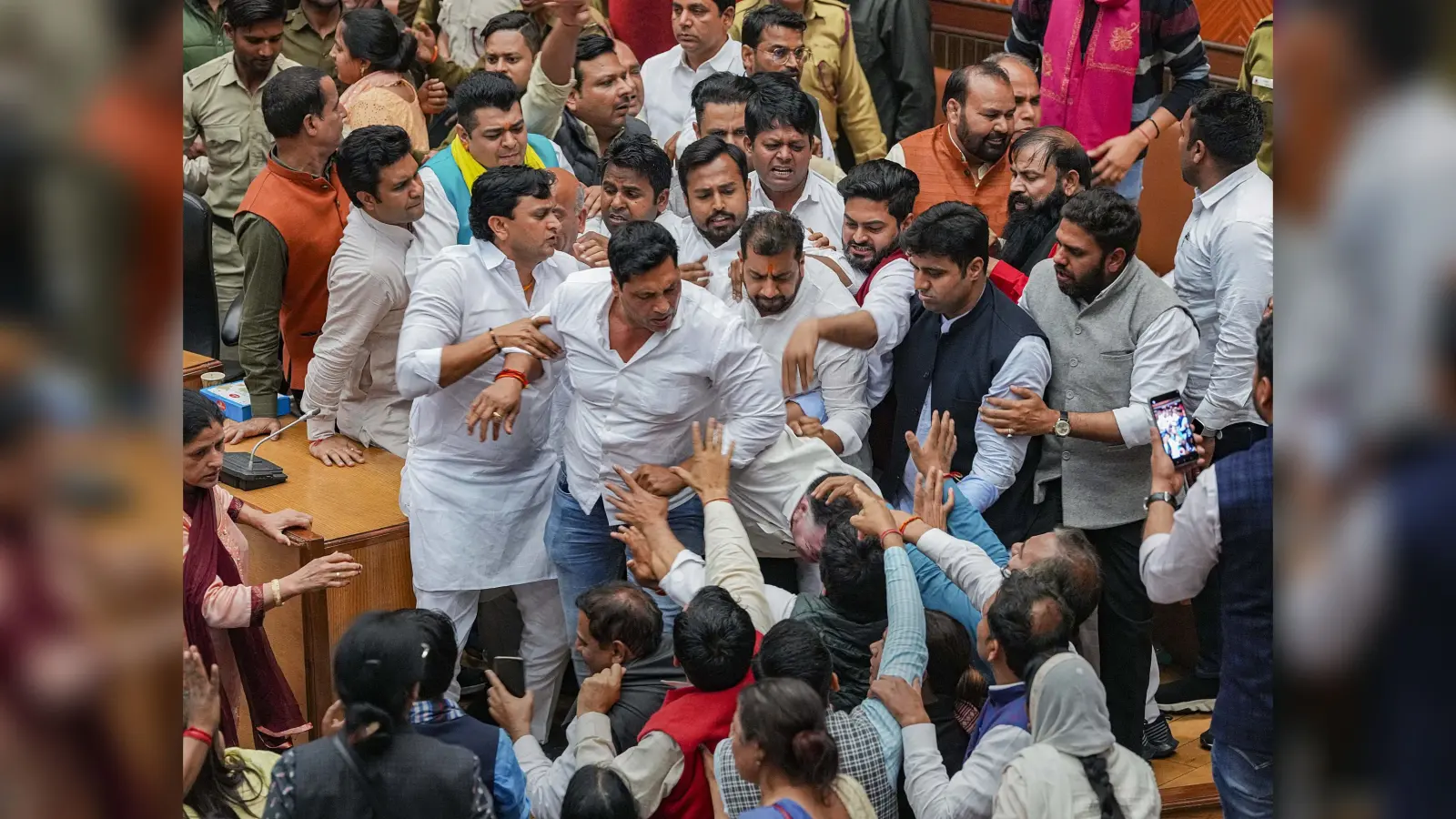 Delhi MCD Violence: चले लात-घूंसे, पकड़ा गया दुपट्टा, जानें आप और भाजपा ने क्या लगाये एक-दूसरे पर आरोप