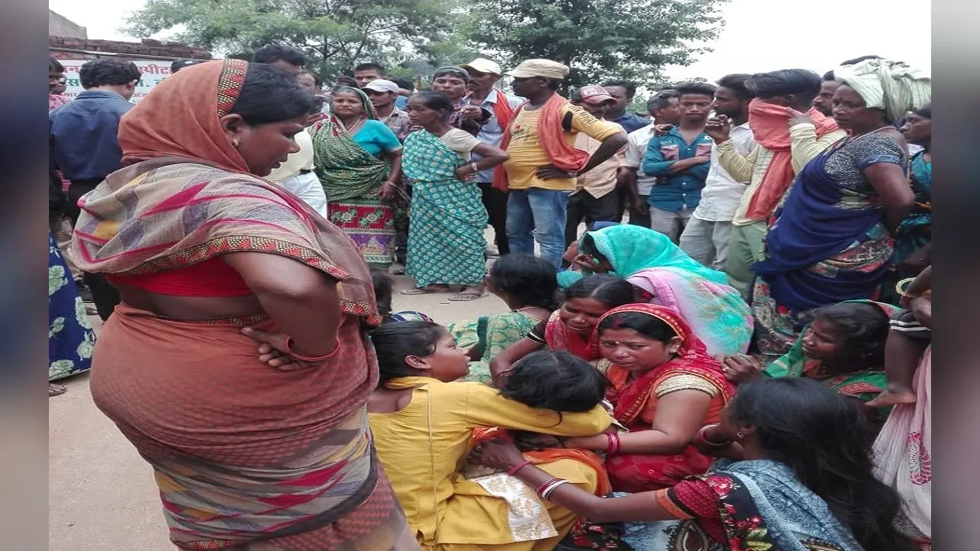 Jharkhand News : 11 हजार वोल्ट के बिजली तार की चपेट में आने से सफाईकर्मी की मौत, 20 लाख मुआवजे की मांग