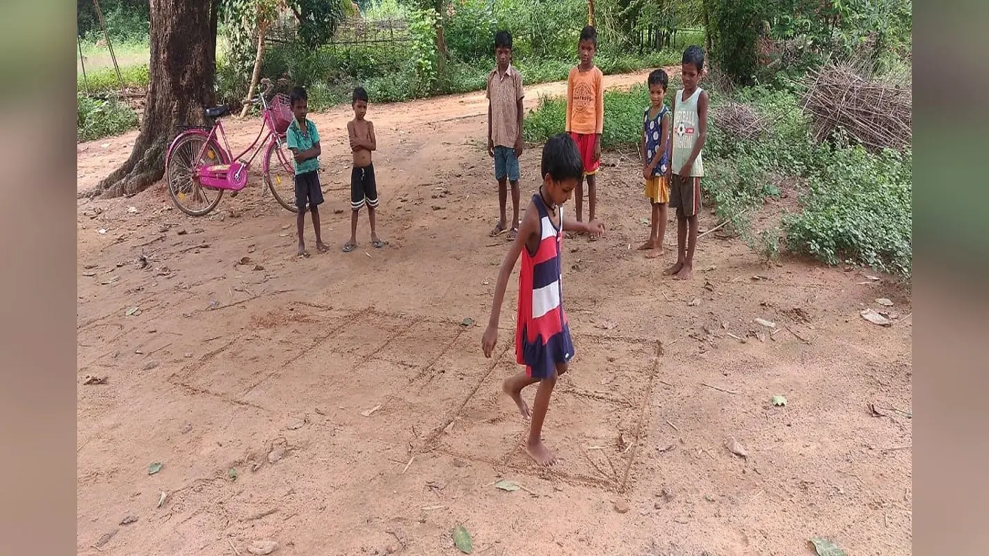 Jharkhand News : हाथियों का खौफ ऐसा कि झारखंड के एक गांव के बच्चे 6 महीने से नहीं जा पा रहे सरकारी स्कूल