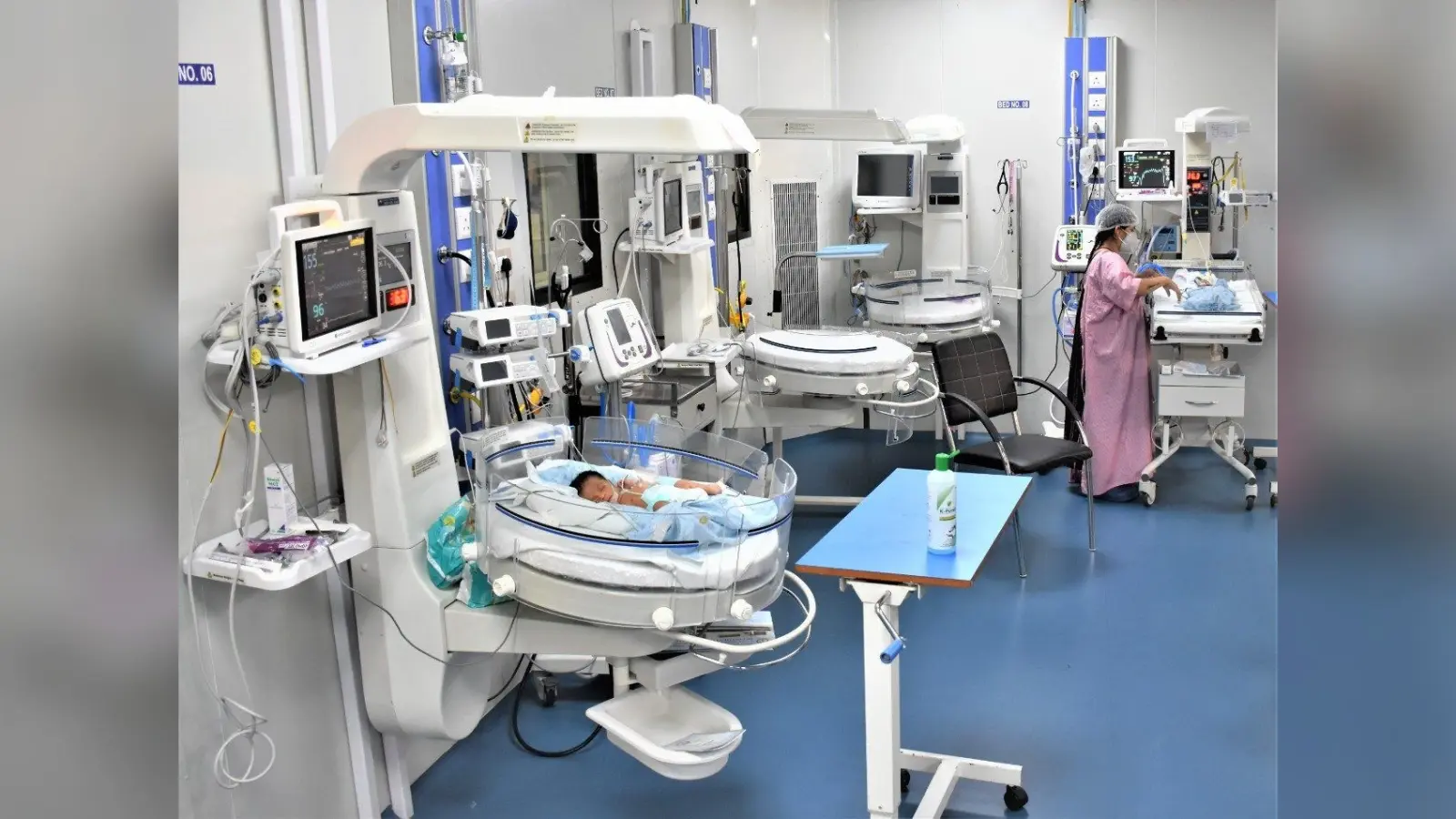 रायपुर AIIMS में COVID19 की मरीज ने दिया तीन बच्चों को जन्म, सभी स्वस्थ देखें तसवीर