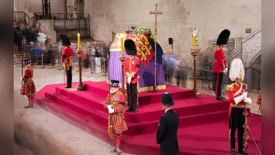 Queen Elizabeth II Funeral: नम आंखों से दी जा रही है विदाई, उमड़ा लोगों का हुजूम, देखें तस्वीर
