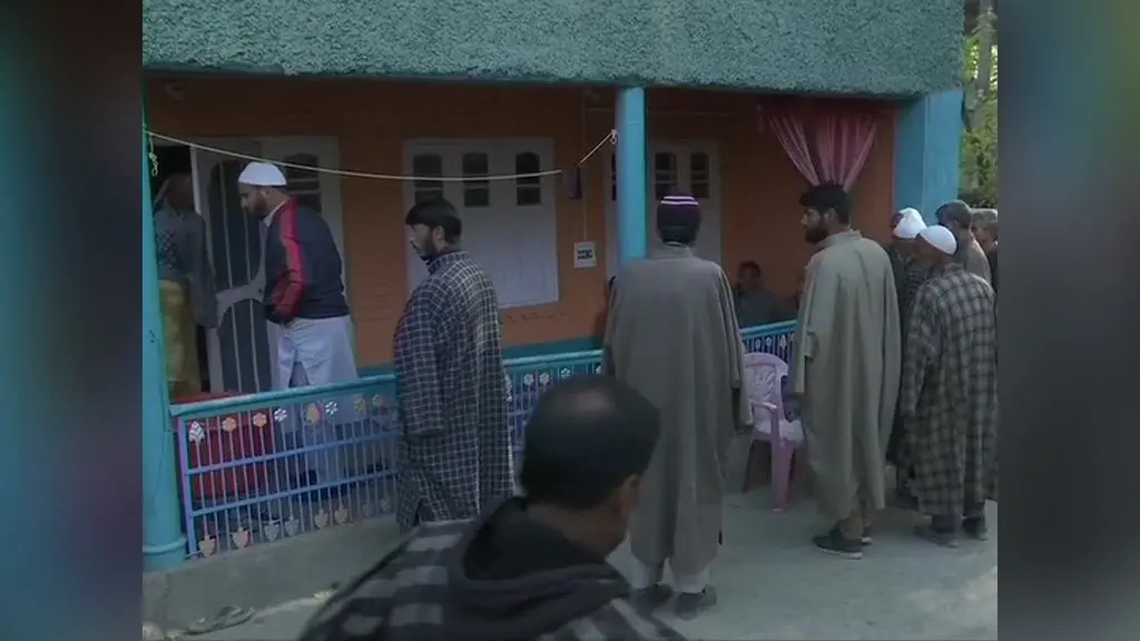 Jammu Kashmir: आतंकी हमले में मारे गये भाजपा नेता की अंतिम यात्रा में उमड़ी भीड़, बोले नकवी- कम नहीं होगा राष्ट्रवाद का जुनून