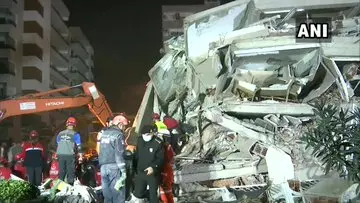 Earthquake Hits Turkey : तुर्की में भूकंप के बाद भी 196 बार कांपी धरती, बिल्डिंगों से कूदते नजर आये लोग, देखें कितना भयावह था मंजर