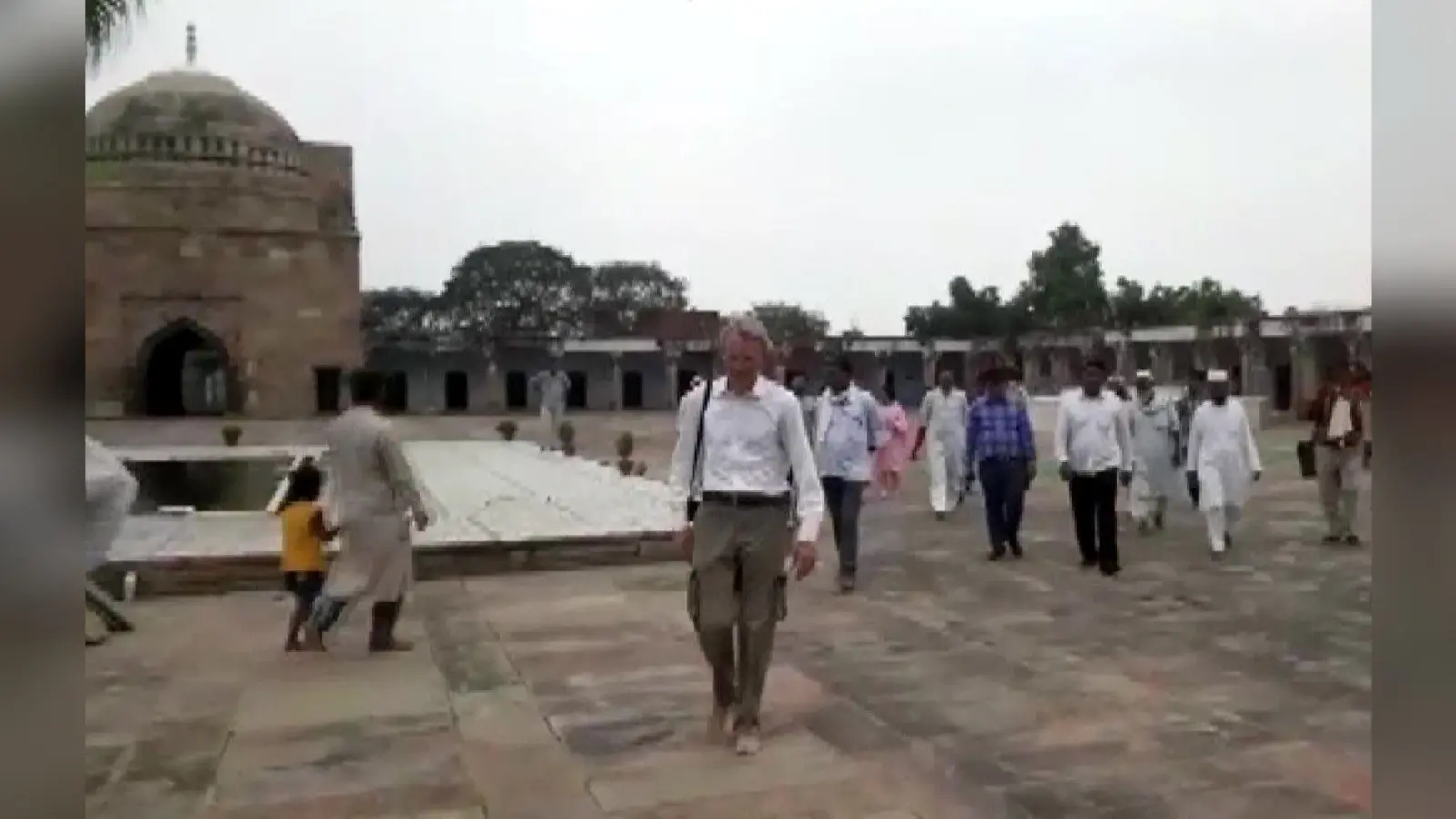 UP News: फ्रांस के राजदूत ने जौनपुर में बड़ी मस्जिद का किया दीदार, बोले- अद्भुत है भारतीय विरासत