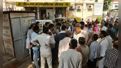 AGRA : सफाई कर्मचारी की मौत के बाद परिजनों ने जिला अस्पताल में आर्थिक मदद को लेकर किया हंगामा