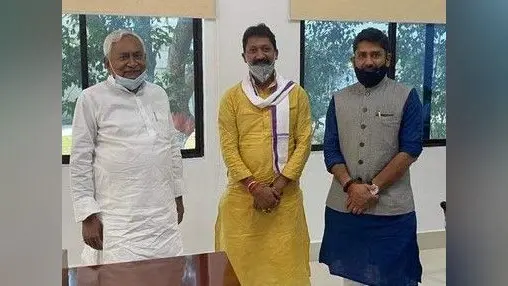 Bihar Chunav: JDU को मिला निर्दलीय सुमित सिंह का साथ, पूर्व मंत्री के बेटे ने जताया सीएम नीतीश कुमार पर भरोसा