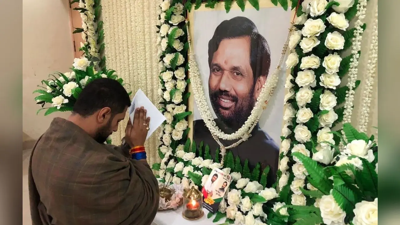 Ljp Crisis: रामविलास पासवान की जयंती पर बिहार में गरमाएगी सियासत, मैदान पर अलग-अलग उतरेंगे चिराग और पारस गुट के सिपाही