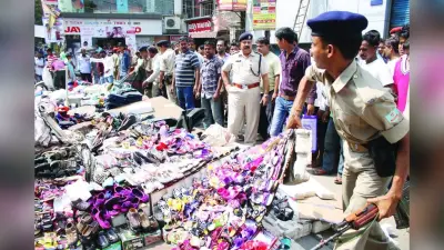 एमजीएम के समीप से हटायी गयीं अतिक्रमित फुटपाथी दुकानें, वाहनों की पार्किंग हुई शुरू