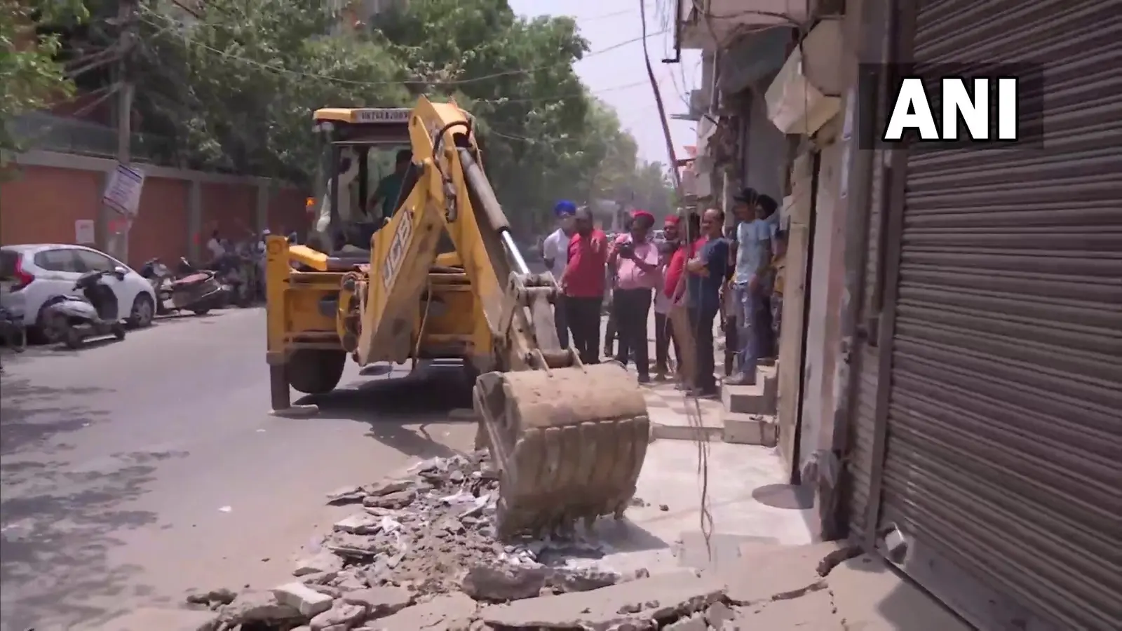 Delhi: एक्शन में बुलडोजर, मदनपुर खादर से हटाया जा रहा अतिक्रमण, विधायक अमानतुल्लाह की मौजूदगी में हंगामा