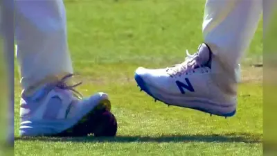 INDvsENG: लॉर्ड्स टेस्ट में इंग्लैंड के खिलाड़ियों ने की Ball Tampering? सहवाग ने पूछा – ये क्या हो रहा है?