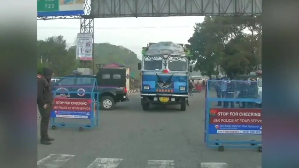 J&K: DDC चुनाव से पहले कश्मीर में दहशत फैलाने की साजिश नाकाम, चार आतंकी ढेर, भारी मात्रा में हथियार बरामद